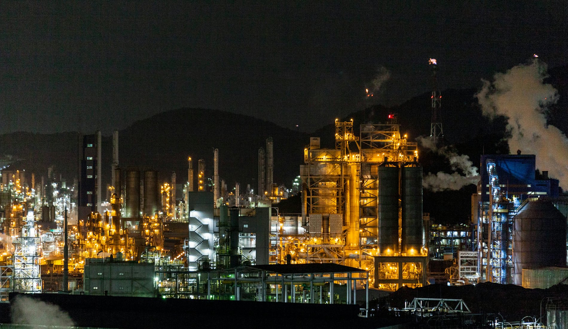 Imagem de fundo — instalação / refinaria / terminal